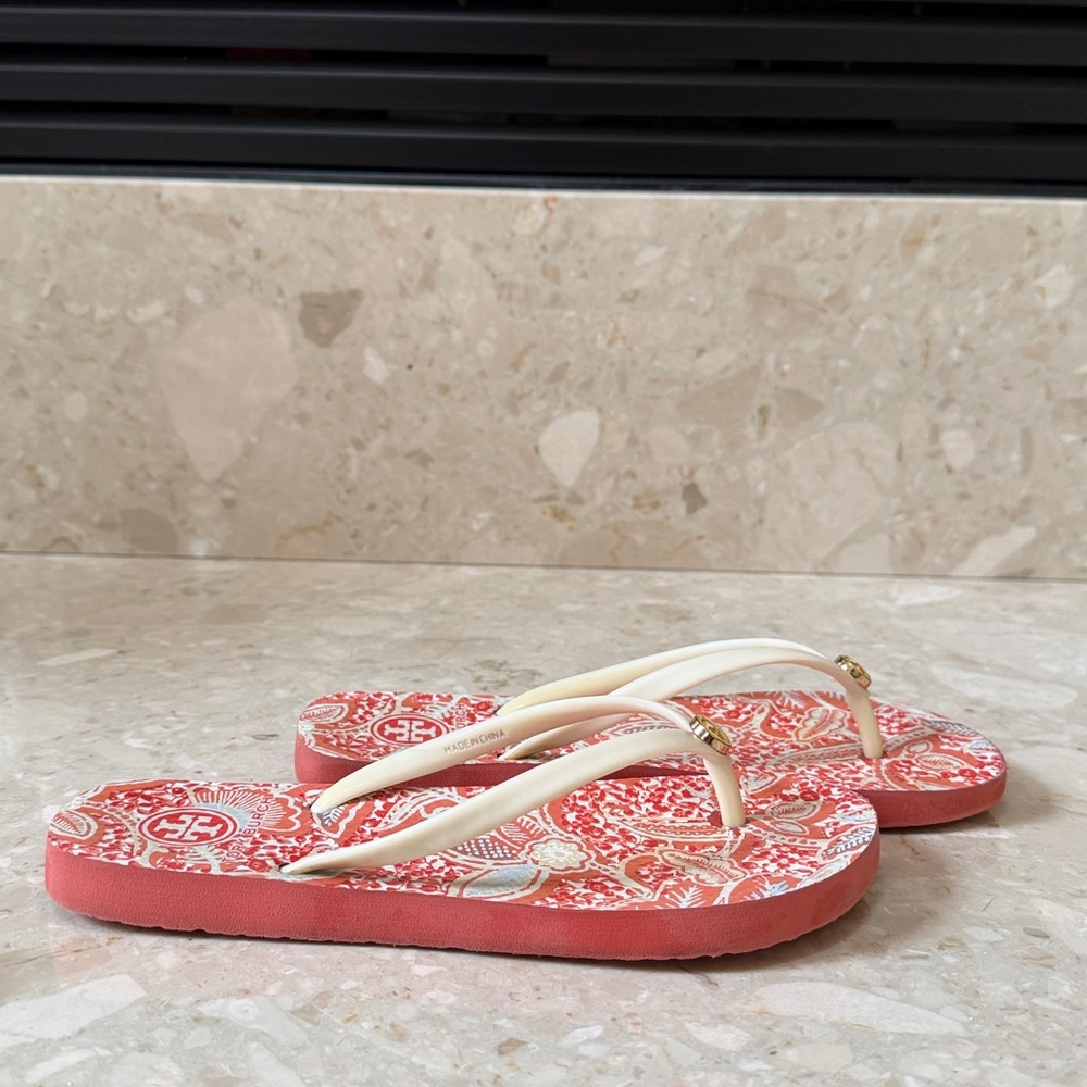 Tory Burch rubber flip-flops in cream and coral design - Picture 3 of 6